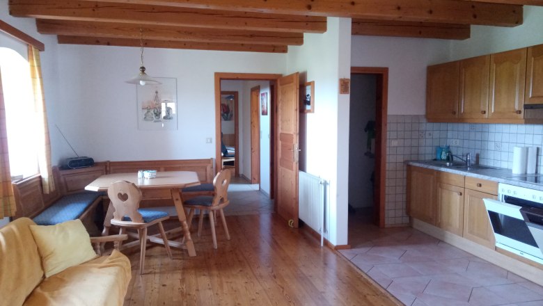 Gemütliche Ferienwohnung mit Holzmöbeln und Küche.