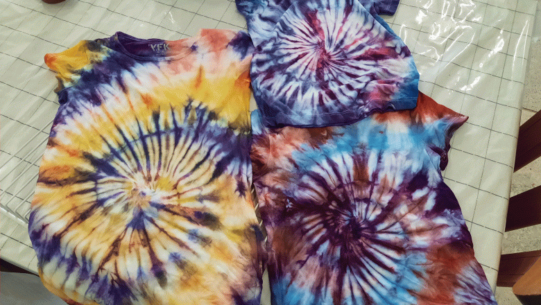 T-Shirt gebatikt, &copy; HUKI