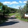 Eingang zu einem Campingplatz mit Schranke und Anmeldeschild.