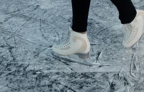 Eislaufen mit Eislaufschuhen, &copy; Bild von karlhornfeldt / Unsplash