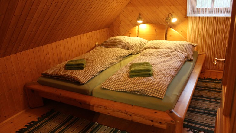 Schlafraum Doppelbett, Ferienwohnung Jägerstube, © Marianne Schmid