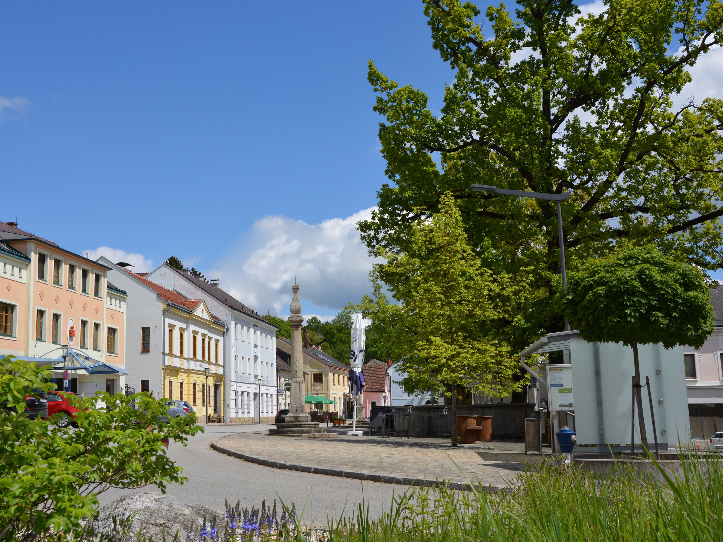Hauptplatz in Groß Gerungs mit verschieden farbigen Häusern.