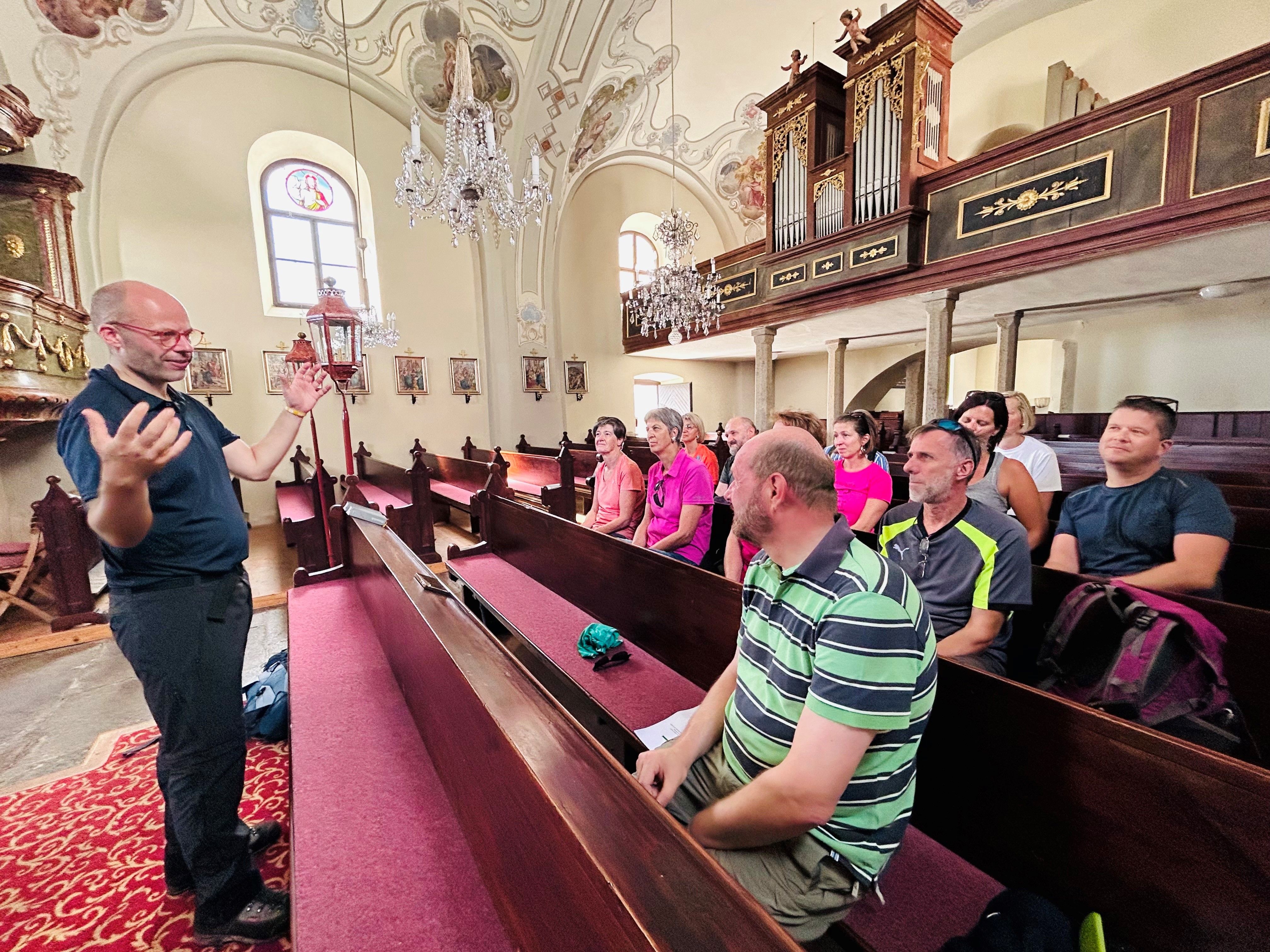 Menschen in einer Kirche