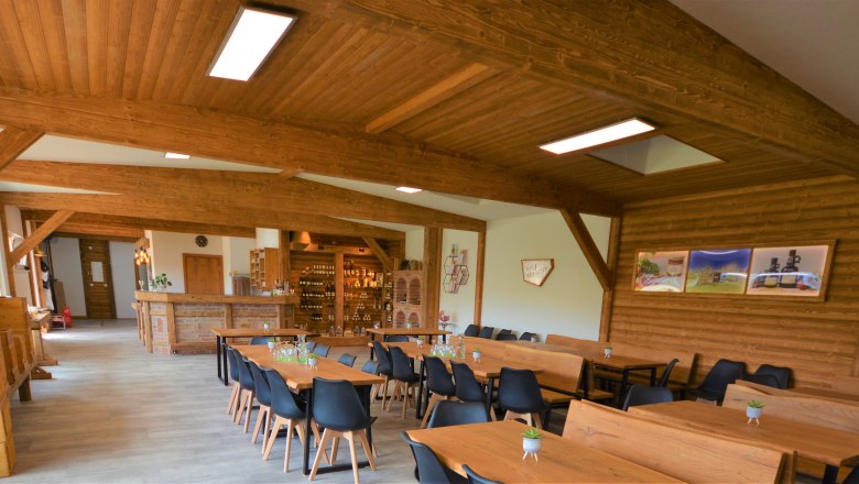 Innenansicht eines rustikalen Raumes mit Holzm&ouml;beln und Dekorationen.