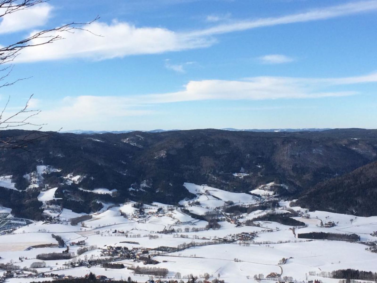 Wanderweg direkt an den Hof angrenzend