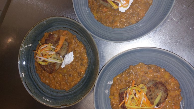 Rahmlinsen mit Schwarzbrot-Serviettenknödel, © HIRSCH28