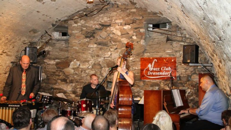 Jazzband spielt in einem Gewölbekeller mit Publikum im Jazzclub Drosendorf.