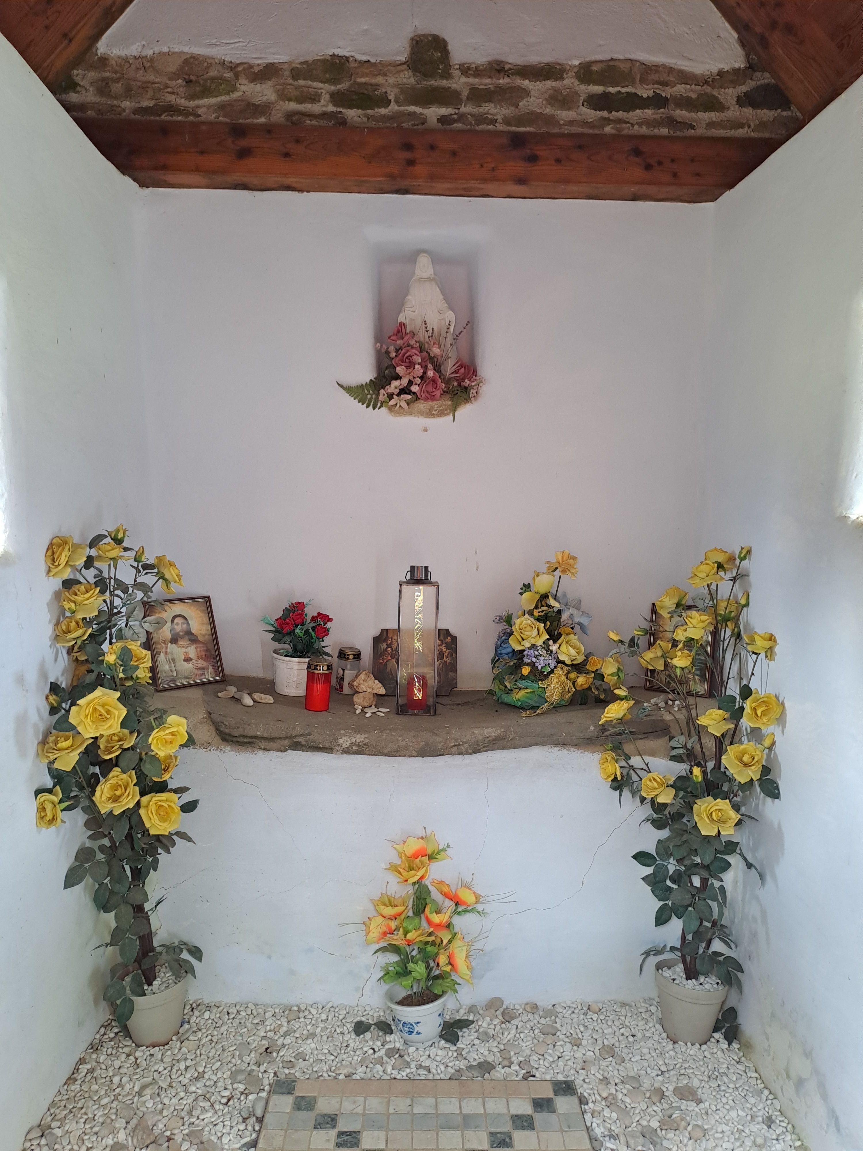 Innenansicht Kapelle mit Altar und Blumenschmuck