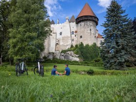Rad fahren, Wasserlandschaftsradweg, Waldviertel, Burg Heidenreichstein, &copy; velontour.at Das Copyright &copy; velontour.info bzw./oder &copy; velontour muss dabei immer angegeben werden. Die Destination Waldviertel GmbH ist berechtigt die Lichtbilder teilweise zu bearbeiten (ausschlie&szlig;lich Zuschneiden des Bildes f&uuml;r technische Gegebenheiten ist erlaubt). Die Bilder d&uuml;rfen ohne Zustimmung des Vertragspartners nicht weiterbearbeitet werden (zum Beispiel weitere Bildbearbeitung, Spiegelung, Retuschieren). Eine unentgeltliche Weitergabe an Dritte aus dem Presse- und Tourismusbereich (z.B.: Bilderdatenbank f&uuml;r Hotels und Regionen) ist gestattet.
