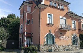 Ein zweistöckiges Gebäude mit der Aufschrift 'Tanzcafé Whiskymühle'.