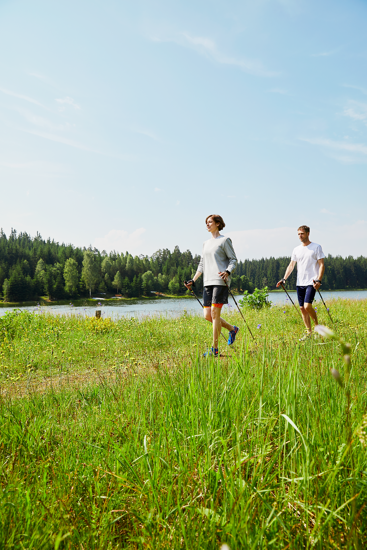 In der malerischen Umgebung von Ottenschlag genießen zwei Wanderer die frische Luft und die Schönheit der Natur. Umgeben von saftigem Grün und dem sanften Plätschern des Wassers, lädt die Landschaft zu entspannenden Spaziergängen ein. Die harmonische Verbindung von Wald und Wasser schafft eine Atmosphäre der Ruhe und Erholung.