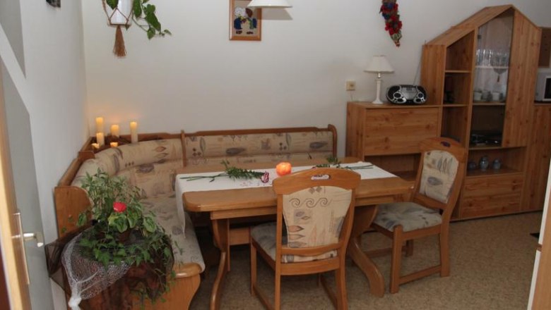 Gem&uuml;tlicher Essbereich mit Holzm&ouml;beln und Eckbank.