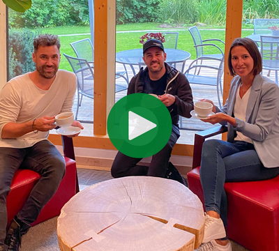 3 Personen mit einer Teetasse in der Hand mit Blick in die Kamera