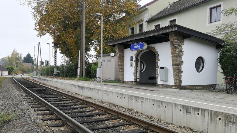 Kleiner Bahnhof mit Gleisen und Wartehäuschen in Zöbing.