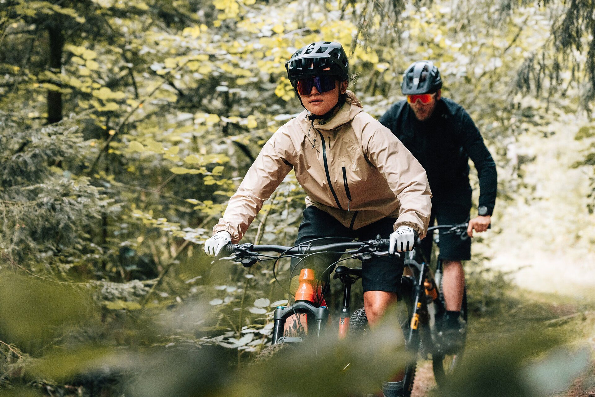 Inmitten der üppigen Wälder des Waldviertels radeln zwei Mountainbiker auf einem schmalen Pfad, umgeben von frischem Grün und der Ruhe der Natur. Die sanften Hügel und das Spiel von Licht und Schatten schaffen eine einladende Atmosphäre für Abenteuerlustige und Naturliebhaber.