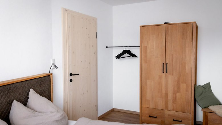 Schlafzimmer 1 Schrank, © ReiWaSchHOF