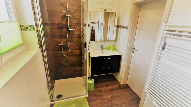 Bathroom, shower, washbasin, © Apartment Sonne, Fotograf Mag. Verena Schrammel