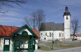 Kirche und Gebäude in Großdietmanns bei sonnigem Wetter.
