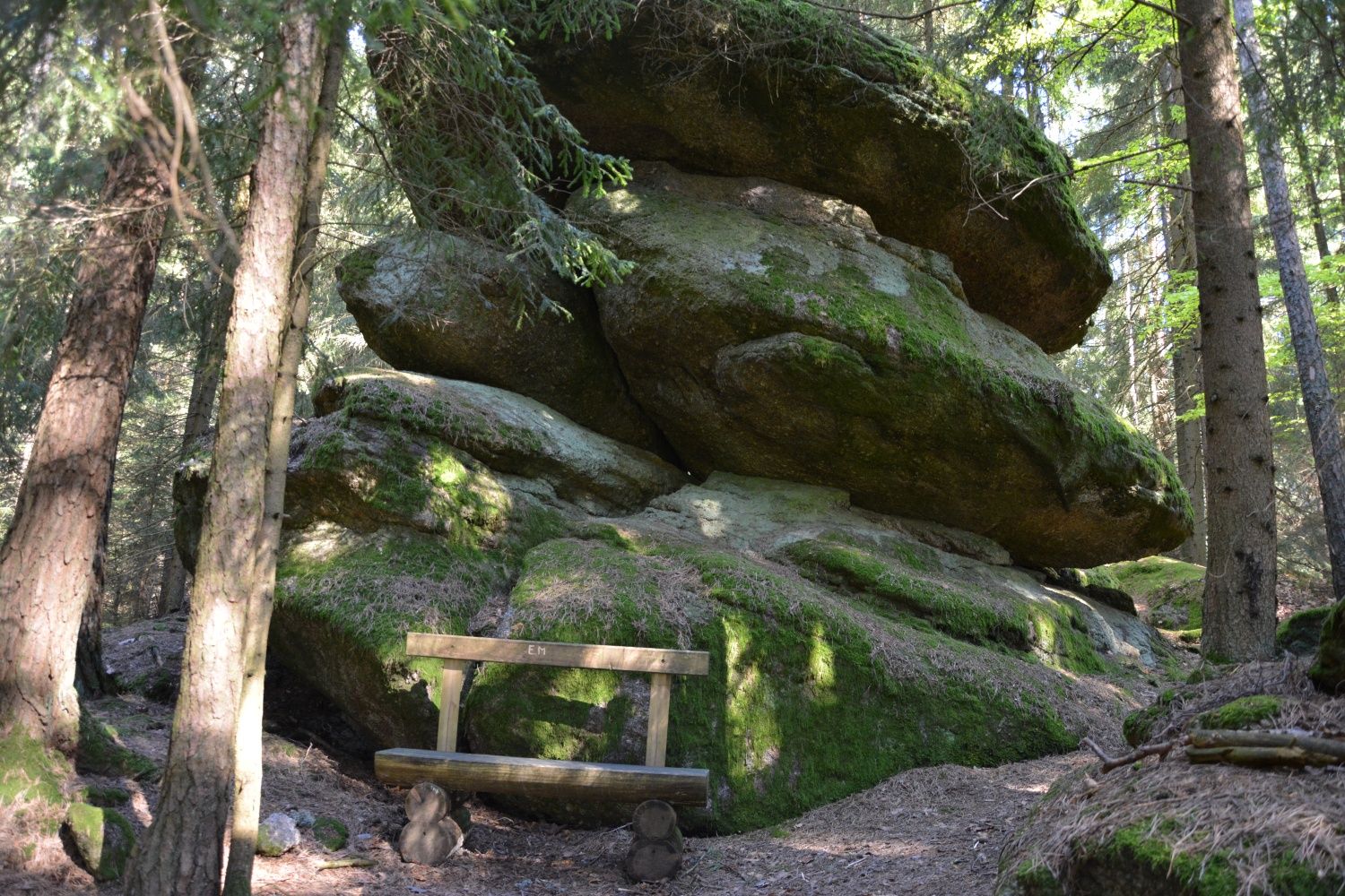 Eine Bank zum Rasten, direkt beim Kierlingstein