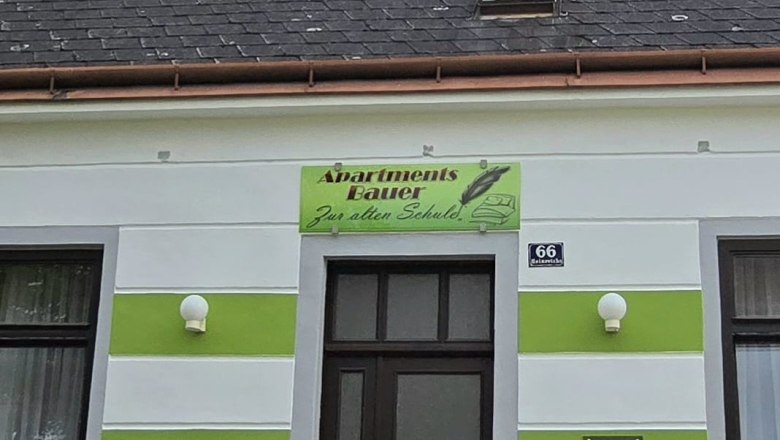 Entrance of a house with the inscription 'Apartments Bauer Zur alten Schule'.