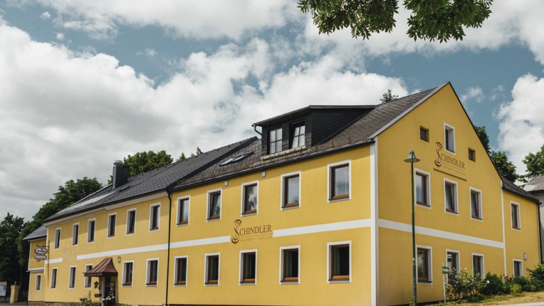 Gelbes Wirtshaus mit der Aufschrift 'Schindler' in Brunn am Wald.