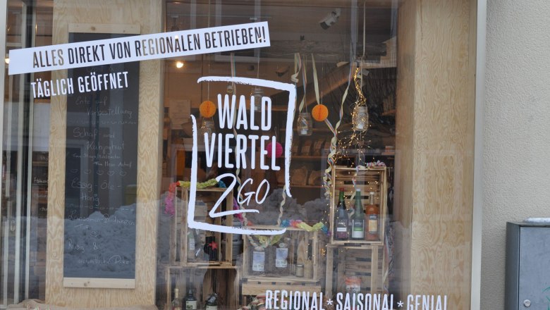 Shop window with regional products and decorations, labeled 'Waldviertel 2 Go'.