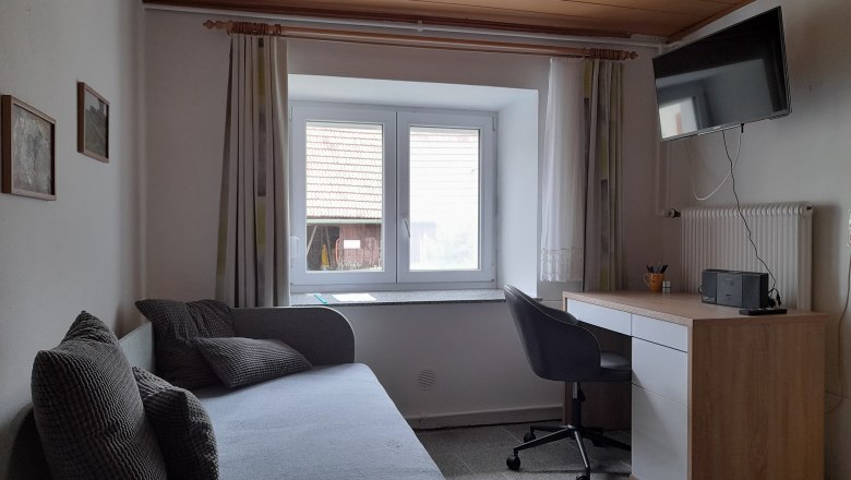 Büroecke und Smart TV mit SAT im Wohnzimmer, © Ferienhaus Leopold