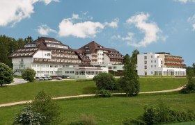 Herz-Kreislauf-Zentrum Groß Gerungs vor blauem Himmel.