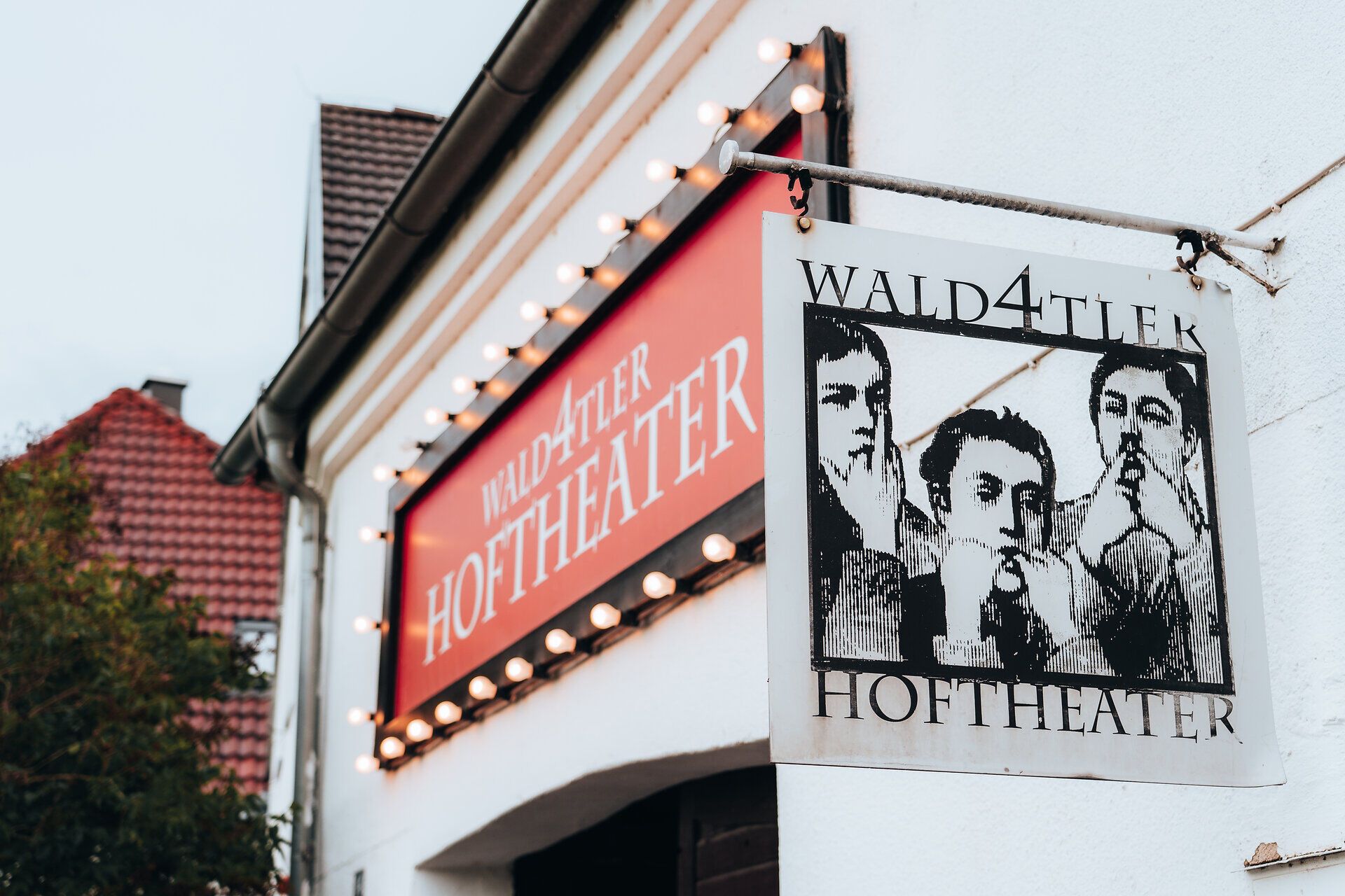 Das Wald4tler Hoftheater in Pürbach strahlt eine einladende Atmosphäre aus, die Kulturfreunde und Naturliebhaber gleichermaßen anzieht. Umgeben von der malerischen Landschaft des Waldviertels, bietet es eine perfekte Kulisse für unvergessliche Aufführungen und Veranstaltungen.