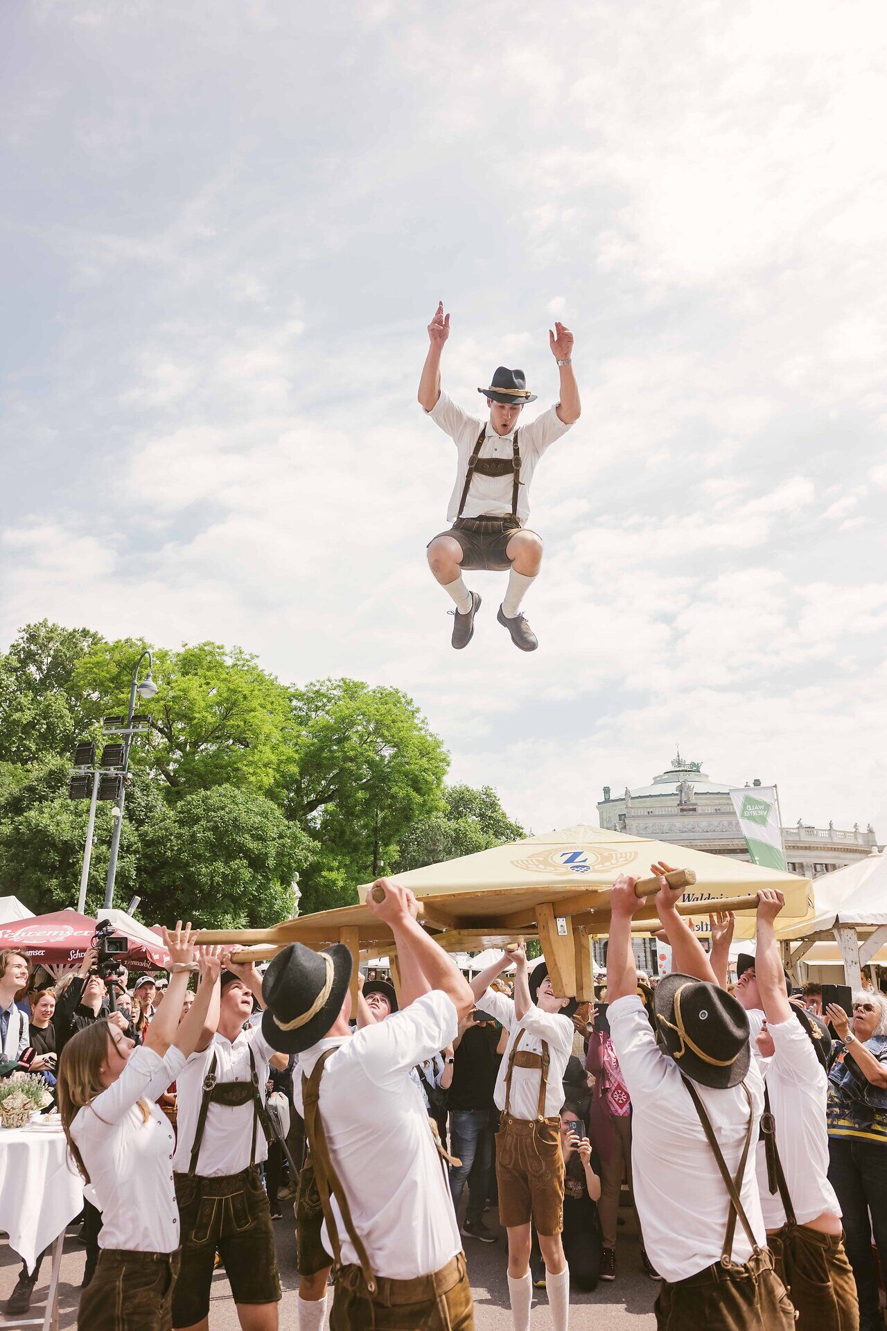 Schuhplattler bei ihrem Auftritt bei waldviertelpur, eine Person spring von einer Plattform aus in die Höhe