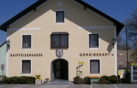 Gebäude der Raiffeisenkasse und des Gemeindeamts in Kirchschlag.