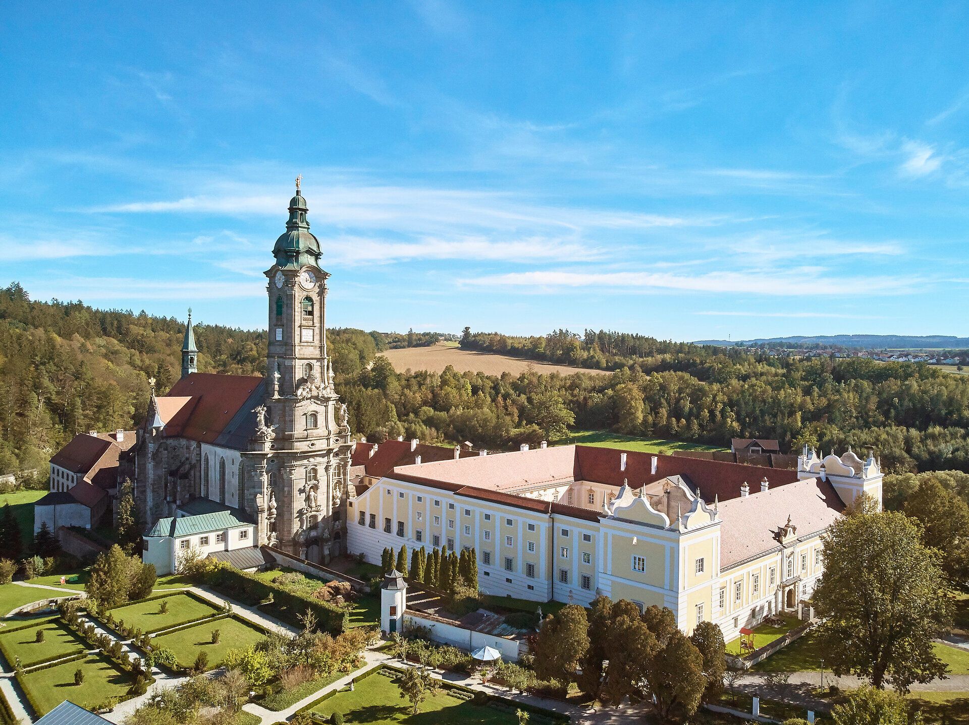 Umgeben von sanften Hügeln und üppigem Grün strahlt das Zisterzienserstift Zwettl eine friedliche Atmosphäre aus. Die beeindruckende Architektur und der malerische Garten laden dazu ein, die Seele baumeln zu lassen und die Schönheit der Natur zu genießen.
