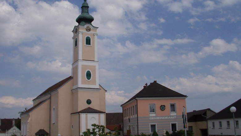 Kirche und Gemeindeamt in Eisgarn, Österreich.