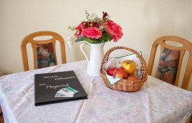 Tisch mit Willkommensgruß