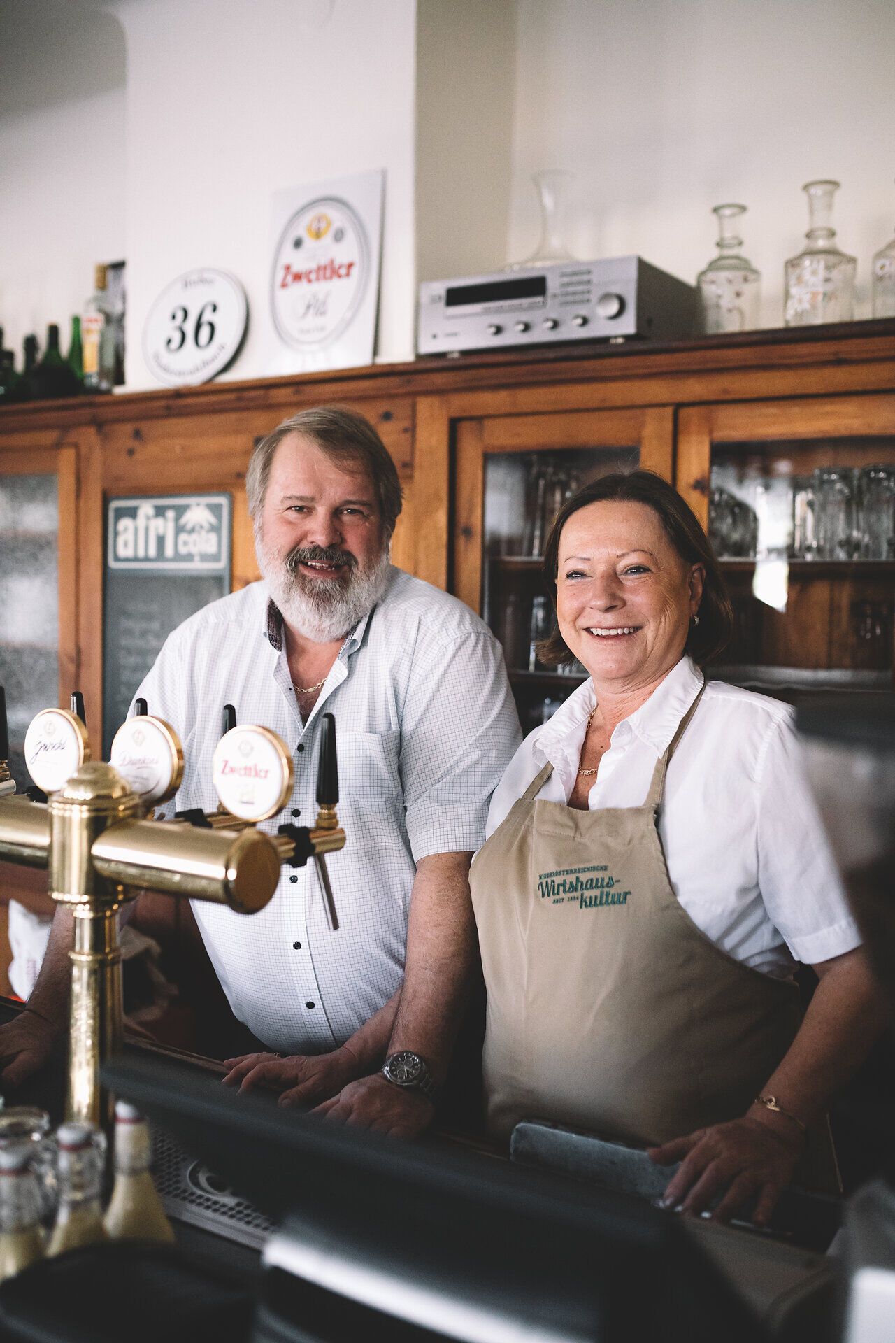 In einem einladenden Wirtshaus im Waldviertel strahlen die Gesichter von Monika und Martin Huber-Riedler Wärme und Gastfreundschaft aus. Hier, wo Tradition und Genuss aufeinandertreffen, können Besucher die herzliche Atmosphäre und die kulinarischen Köstlichkeiten der Region erleben.