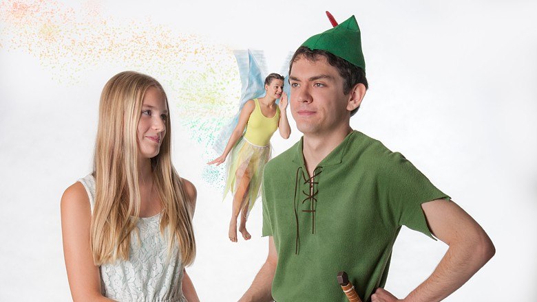 Drei Personen in Peter-Pan-Kostümen, eine als Peter Pan, eine als Wendy und eine als Tinkerbell verkleidet.
