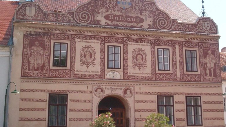 Historisches Rathaus in Drosendorf-Zissersdorf mit verzierten Fassadenmalereien.