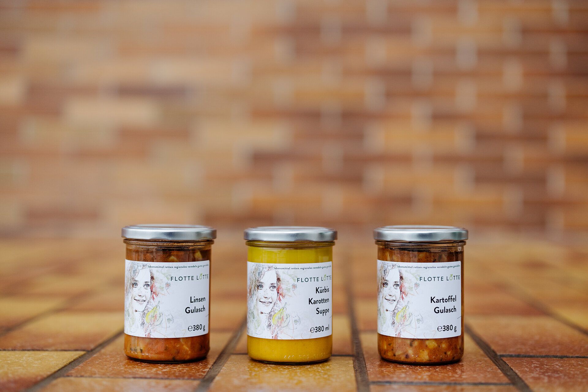 Die bunten Gläser mit köstlichen Karottenvariationen laden dazu ein, die Aromen der Region zu entdecken. Ein Hauch von Frische und Natürlichkeit umgibt die liebevoll gestalteten Produkte, die das Herz eines jeden Feinschmeckers höher schlagen lassen.