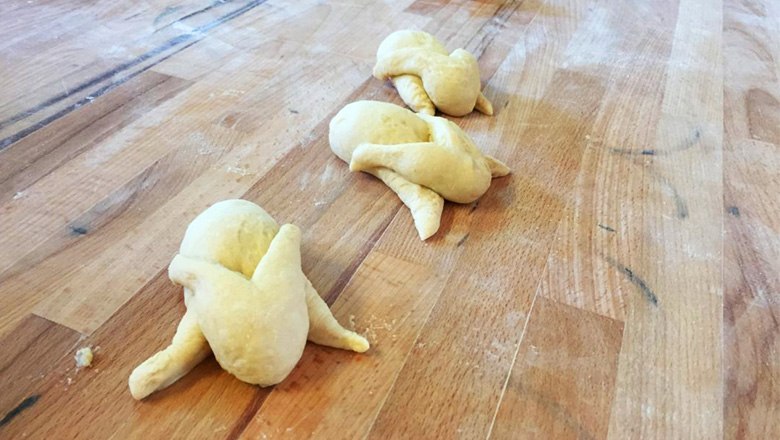 Osterhasen aus Butterkipferlteig, © Bäckerei BROTocnik