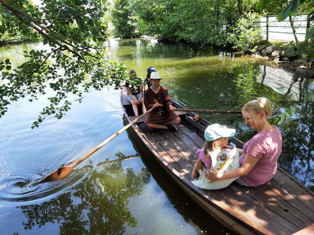 Bootfahren am Teich im Stadtpark