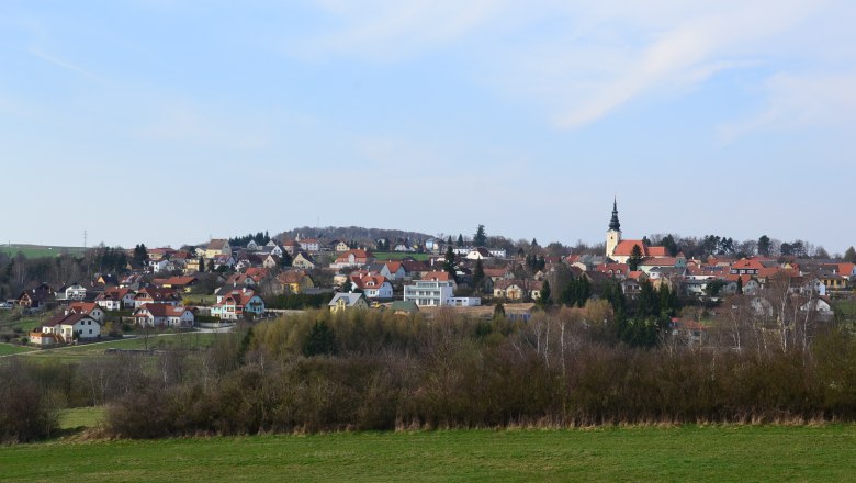 Panorama der Stadtgemeinde Gf&ouml;hl mit Kirche und H&auml;usern auf einem H&uuml;gel.