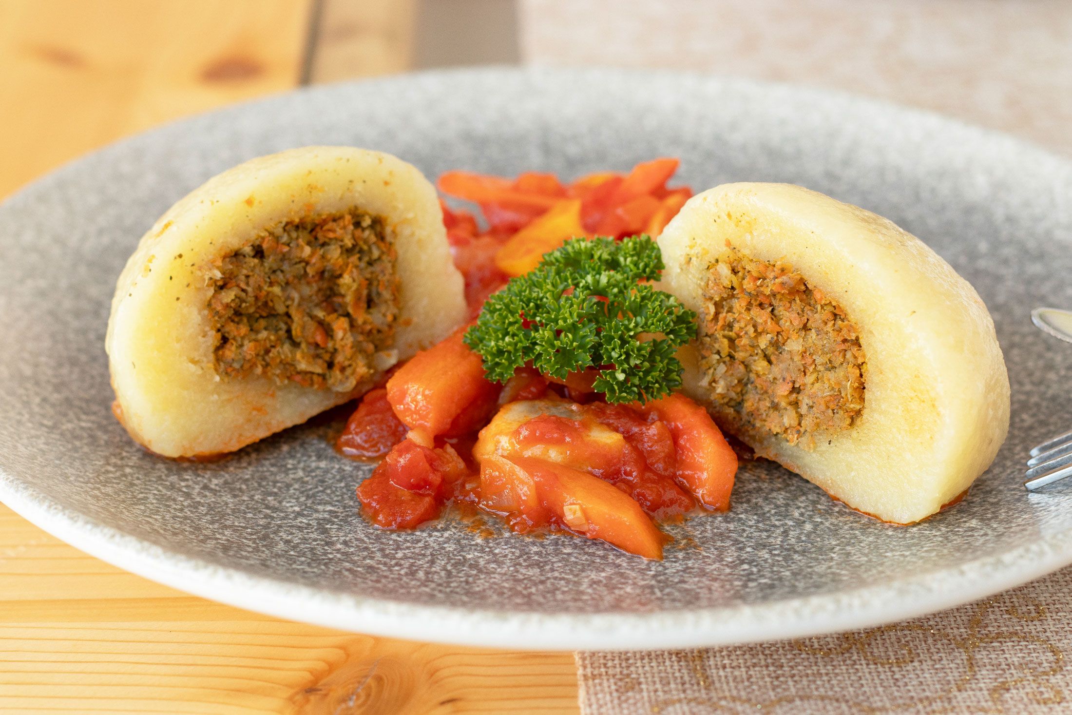 Vegane Gemüseknödel mit Paradeiser-Ragout