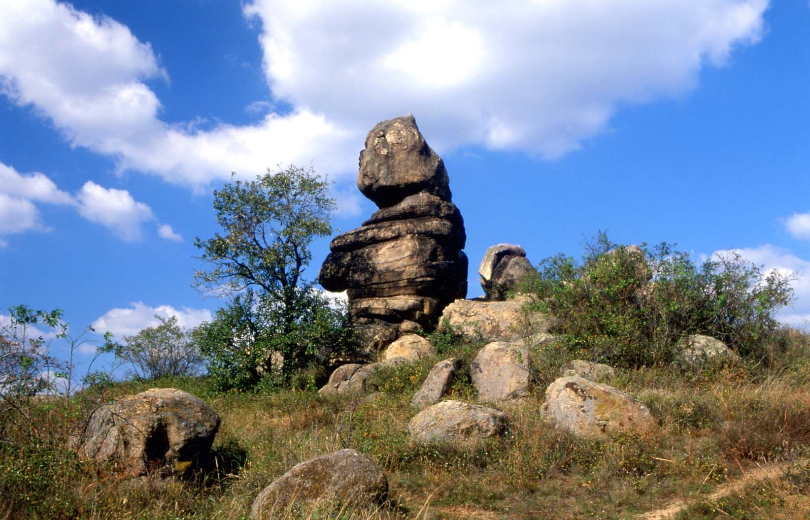 Felsformation Kogelstein unter blauem Himmel mit Wolken.