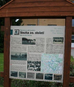 Informationstafel eines Themenwegs mit Text und Bildern.