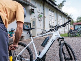 In der idyllischen Umgebung der Thayarunde bereiten sich Radfahrer auf ein unvergessliches Abenteuer vor. Die frische Luft und die sanften H&uuml;gel laden dazu ein, die Sch&ouml;nheit der Natur zu erkunden und die Seele baumeln zu lassen. Hier wird jeder Tritt in die Pedale zu einem Genuss f&uuml;r K&ouml;rper und Geist.