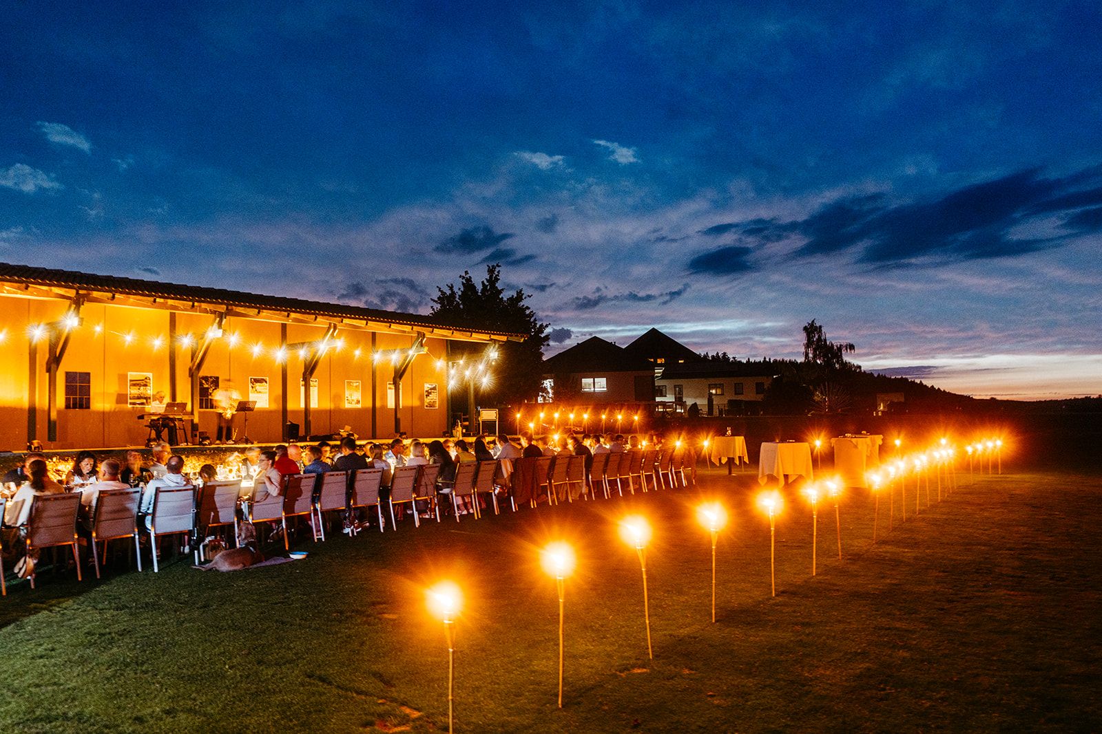 Waldviertler TischKultur, Tafel am Abschlag des Golfclub Ottenstein bei Nacht