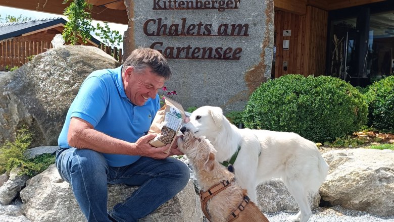Reinhard Kittenberger mit seinen Hunden, © Chalets am Gartensee