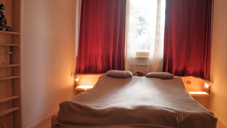 Zirbenschlafzimmer Yogaloft, © Klaus Ewert, Fotograf Laurin Buitmann