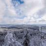 Verschneite Landschaft mit Aussichtspunkt am Nebelstein.