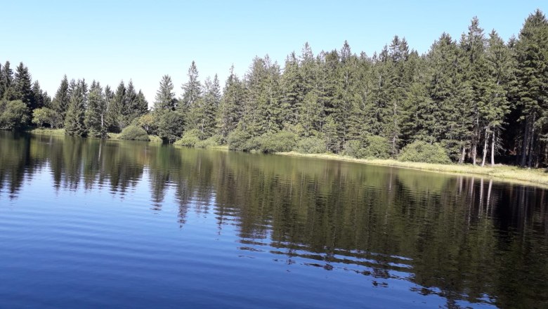 Many beautiful ponds and lakes await in the surrounding area, &copy; U.E.